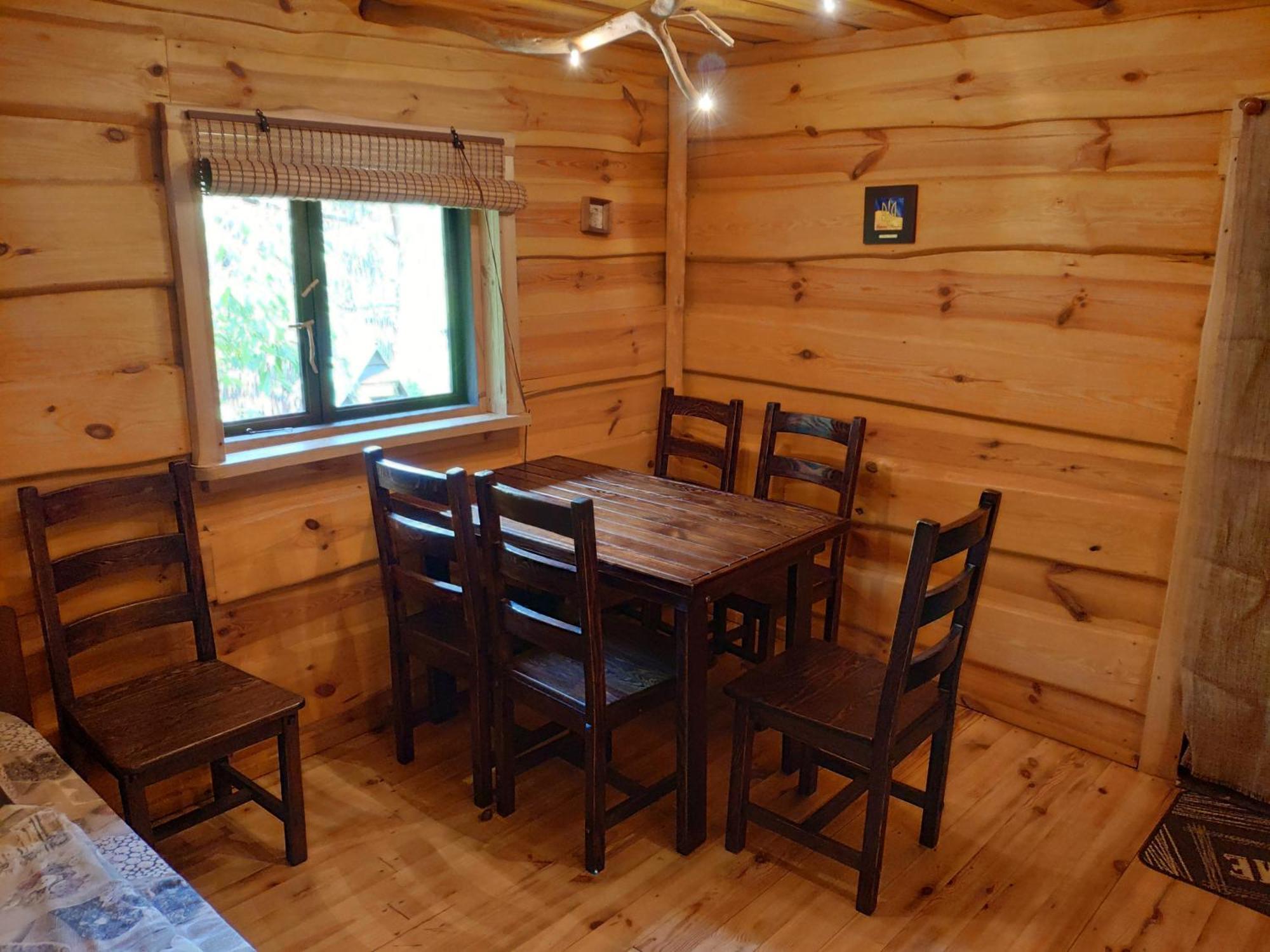 Zelenyi Rai Apartment Svityaz' Bilik gambar